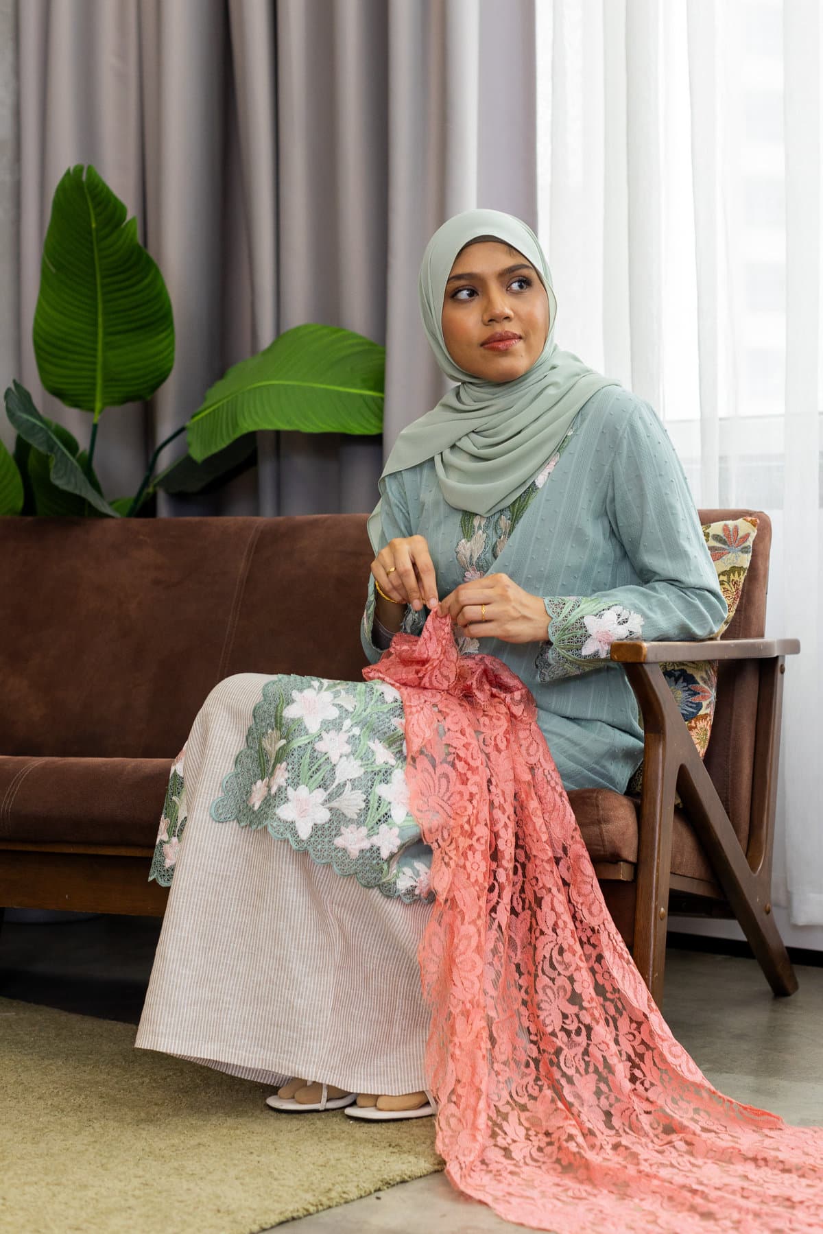 Kuntum kebaya panjang in Green