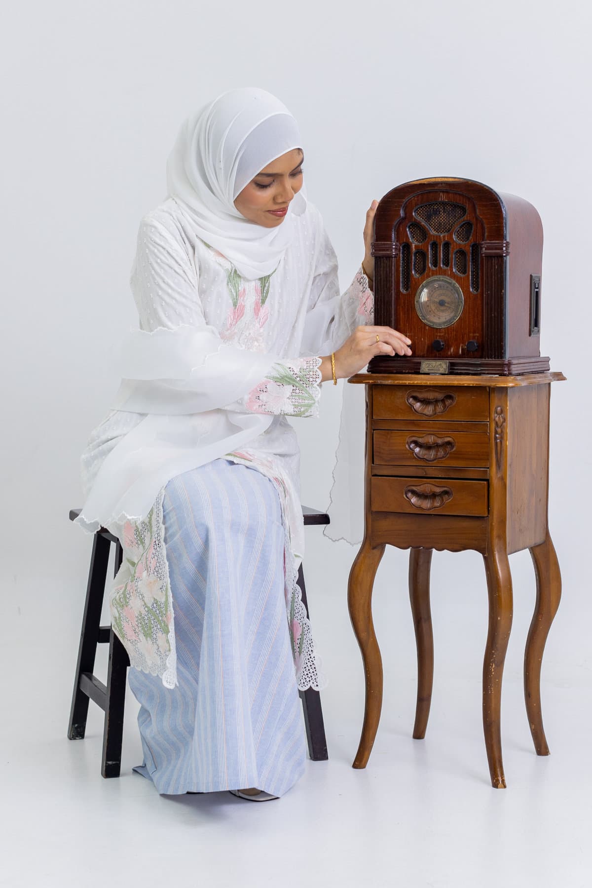 Kuntum kebaya panjang in White