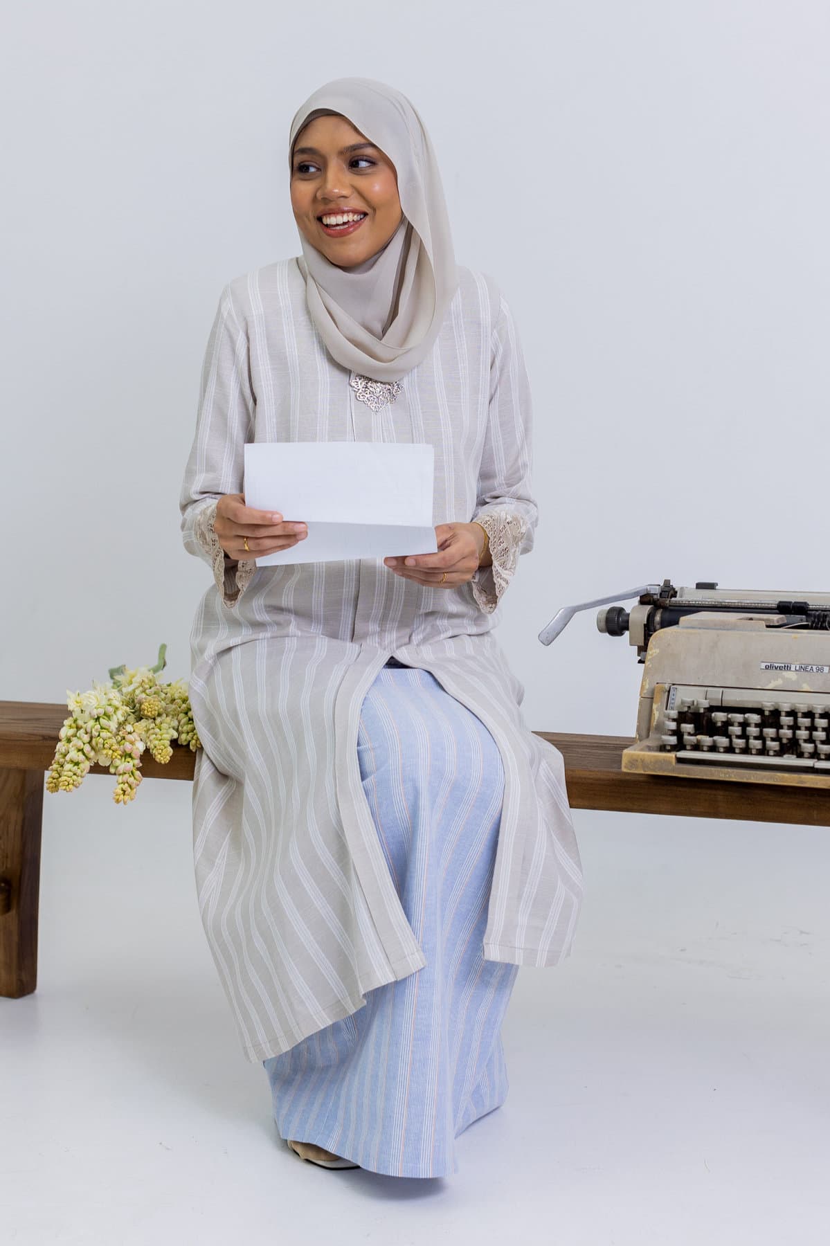 Mekar kebaya panjang in Taupe